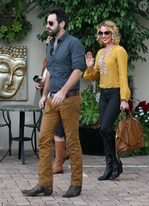 Katherine Heigl fête son anniversaire avec son mari Josh Kelley et sa mère Nancy à Beverly Hills, le 24 novembre 2012