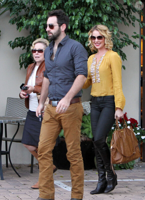Katherine Heigl fête son anniversaire avec son mari Josh Kelley et sa mère Nancy à Beverly Hills, le 24 novembre 2012