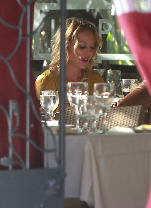 Katherine Heigl fête son anniversaire avec son mari Josh Kelley et sa mère Nancy à Beverly Hills, le 24 novembre 2012