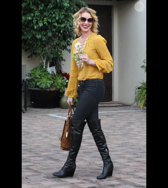 Katherine Heigl, souriante et ravissante, lors de son déjeuner d'anniversaire avec sa mère Nancy et son mari Josh Kelley à Los Angeles le 24 novembre 2012