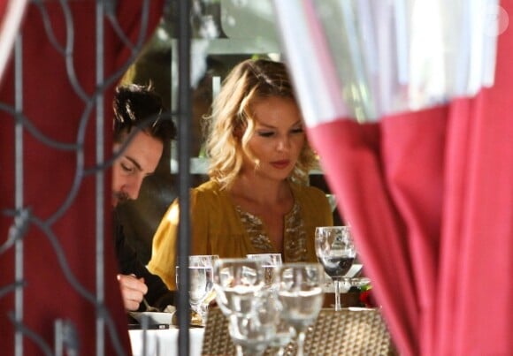 Katherine Heigl lors de son déjeuner d'anniversaire avec sa mère Nancy et son mari Josh Kelley à Los Angeles le 24 novembre 2012