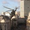Un hélicoptère arrive sur le tournage de son dernier film All You Need is Kill à Londres, le 25 novembre 2012.