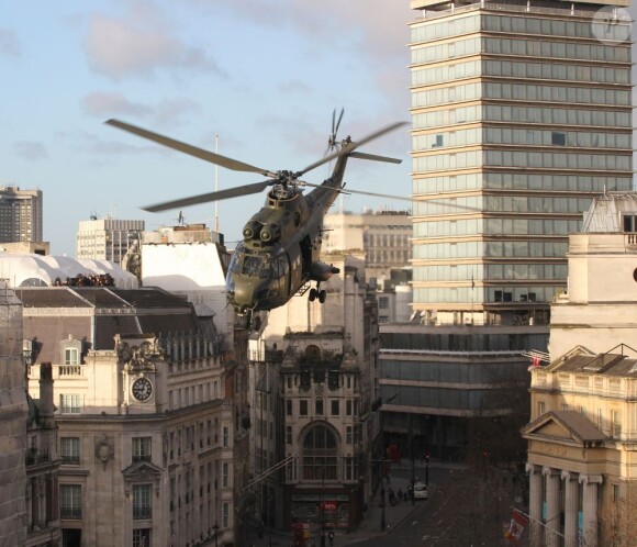 Un hélicoptère arrive sur le tournage de son dernier film All You Need is Kill à Londres, le 25 novembre 2012.