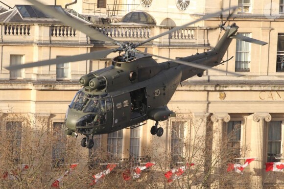 Tom Cruise débarque en hélicoptère sur son dernier film All You Need is Kill à Londres, le 25 novembre 2012.