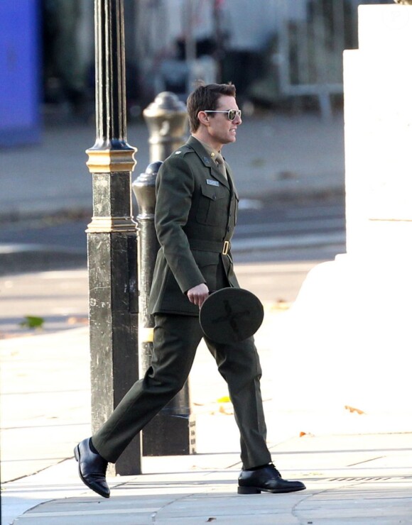 Tom Cruise a troqué son armure métallique pour un costume de colonel sur le tournage du film All You Need is Kill à Londres, le 25 novembre 2012.