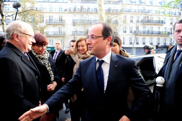 François Hollande avec sa compagne Valérie Trierweiler et Najat Vallaud-Belkacem lors de la journée internationale contre les violences faites aux femmes à Paris, le 25 novembre 2012.