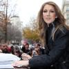 Céline Dion signe des autographes et pose pour des photos avec ses très nombreux fans à Paris le 24 novembre 2012.