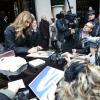 Céline Dion signe des autographes et pose pour des photos avec ses très nombreux fans à Paris le 24 novembre 2012.