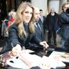 Céline Dion signe des autographes et pose pour des photos avec ses  fans à Paris le 24 novembre 2012.