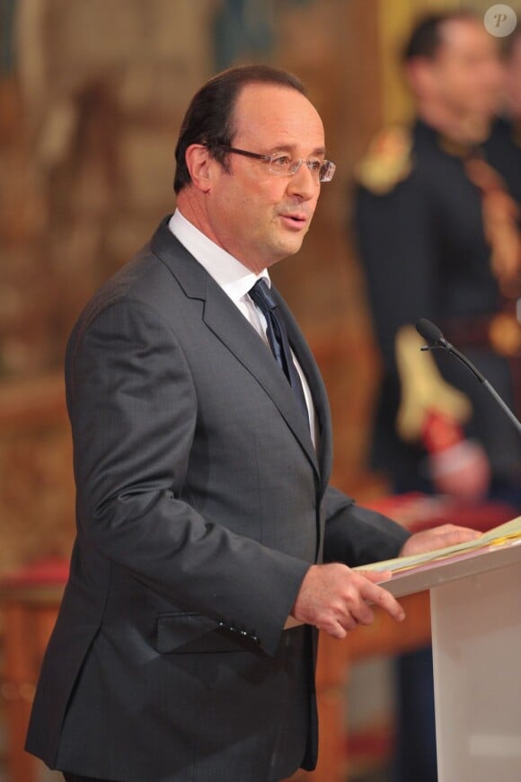 Le président François Hollande à l'Elysée remet les insignes de la Légion d'honneur le 26 novembre 2012.