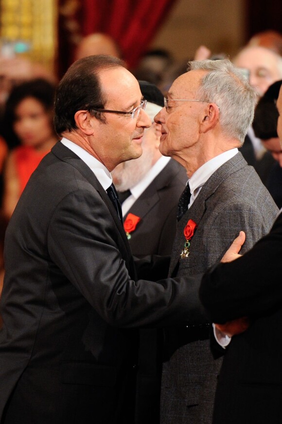 François Hollande félicite Pierre Joliot-Curie pour sa Legion d'honneur à l'Elysée le 26 novembre 2012.