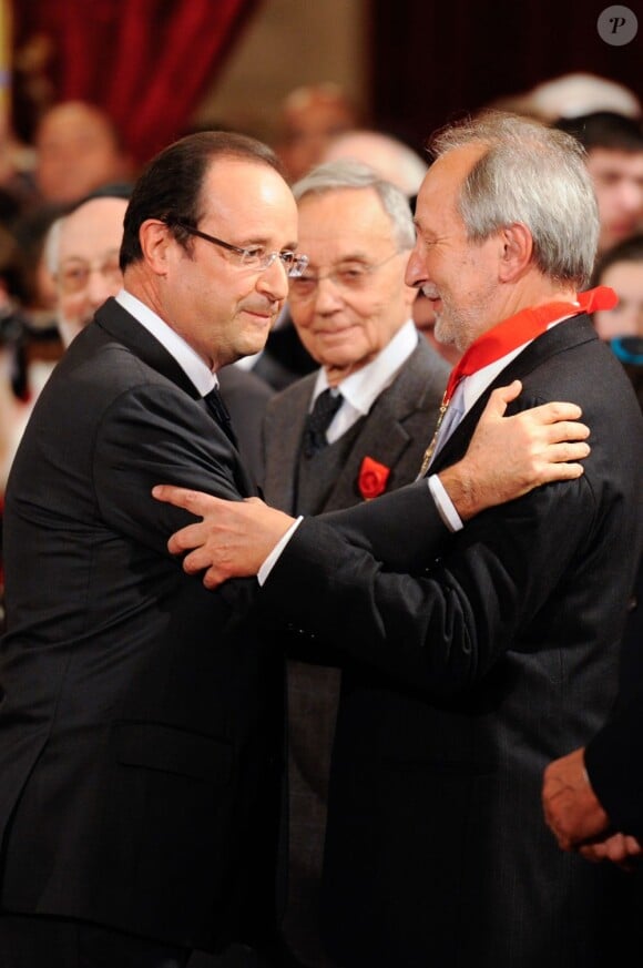François Hollande félicite Jerôme Clement, ancien président de Arte et fait commandeur de la Legion d'honneur à l'Elysée le 26 novembre 2012.