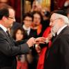 François Hollande félicite Alain Goldmann pour sa Legion d'honneur à l'Elysée le 26 novembre 2012.