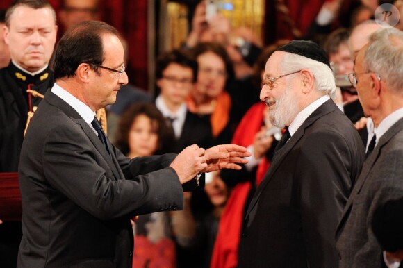 François Hollande félicite Alain Goldmann pour sa Legion d'honneur à l'Elysée le 26 novembre 2012.