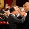 François Hollande félicite Henry Jean-Baptiste pour sa Legion d'honneur à l'Elysée le 26 novembre 2012.