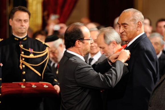 François Hollande félicite Henry Jean-Baptiste pour sa Legion d'honneur à l'Elysée le 26 novembre 2012.