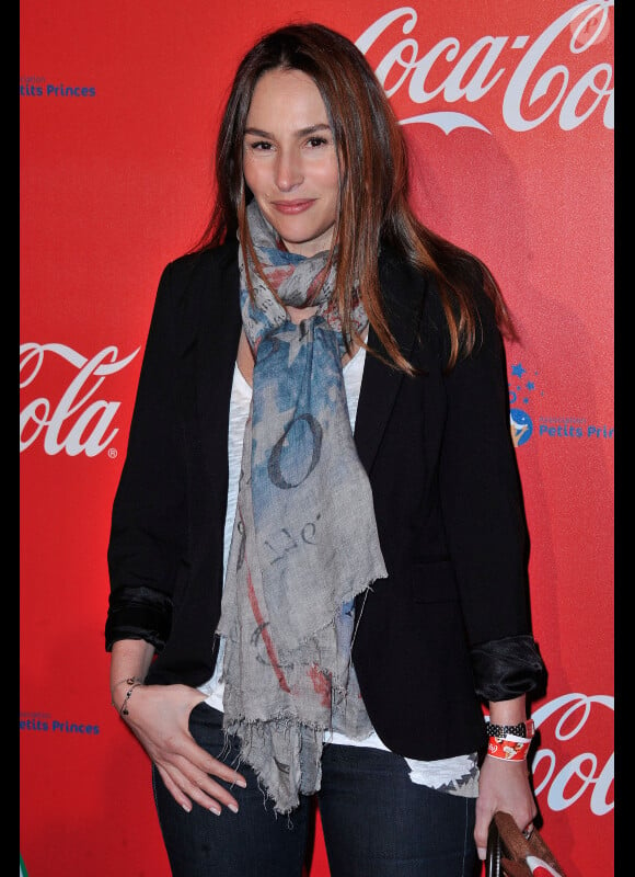 La superbe Vanessa Demouy lors de l'inauguration des vitrines de Noël Coca-Cola au Showcase à Paris le 26 Novembre 2012.
