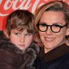 Laurence Ferrari avec une petite fille malade de l'association Les petits princes lors de l'inauguration des vitrines de Noël Coca-Cola au Showcase à Paris le 26 Novembre 2012.