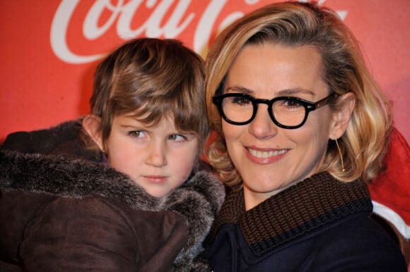 Laurence Ferrari avec une petite fille malade de l'association Les petits princes lors de l'inauguration des vitrines de Noël Coca-Cola au Showcase à Paris le 26 Novembre 2012.