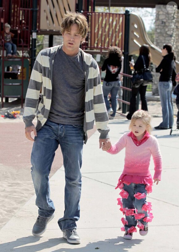 Larry Birkhead et DannieLynn, la fillette qu'il a eue avec Anna Nicole Smith, à Los Angeles, le 13 mars 2010.