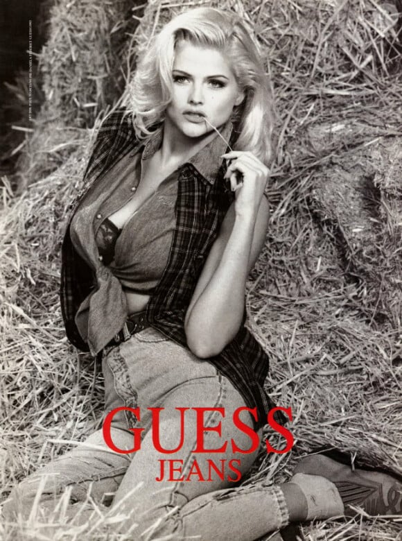 En 1992, Anna Nicole Smith devient l'égérie de la marque Guess.