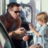 Colin Farrell et son fils Henry qui mange une glace à Los Angeles le 20 août 2012.