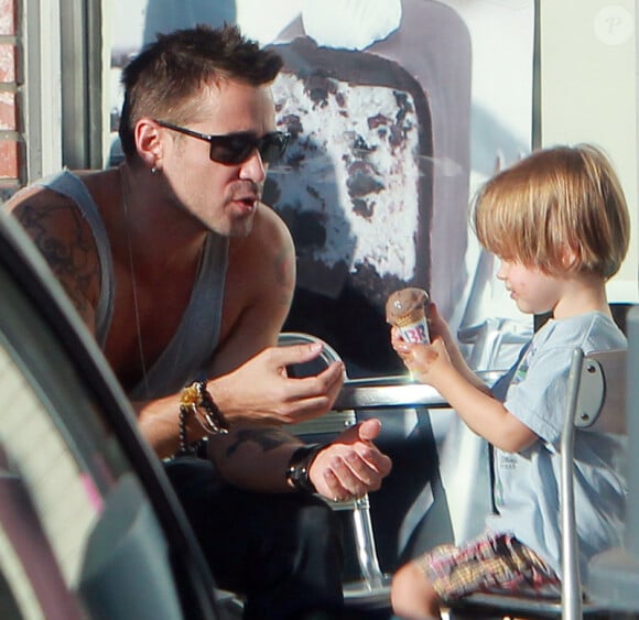 Colin Farrell et son fils Henry qui mange une glace à Los Angeles le 20 août 2012.