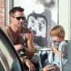 Colin Farrell avec plus jeune fils Henry qui mange une glace à Los Angeles le 20 août 2012.