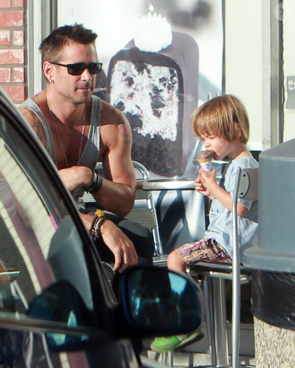 Colin Farrell avec plus jeune fils Henry qui mange une glace à Los Angeles le 20 août 2012.