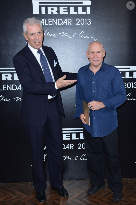 Marco Tronchetti Provera, Président et Directeur Général de Pirelli, pose avec le photographe Steve McCurry lors de la présentation du calendrier Pirelli 2013. Rio de Janeiro, le 27 novembre 2012.