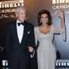 Le PDG de Pirelli Marco Tronchetti Provera au bras de Sophia Loren lors du dîner de gala célébrant le calendrier Pirelli 2013. Rio de Janeiro, le 27 novembre 2012.