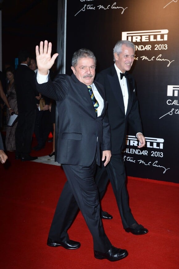 L'ex-président du Brésil Luiz Inacio Lula da Silva, accueilli par le PDG de Pirelli Marco Tronchetti Provera lors du dîner de gala célébrant le calendrier Pirelli 2013. Rio de Janeiro, le 27 novembre 2012.
