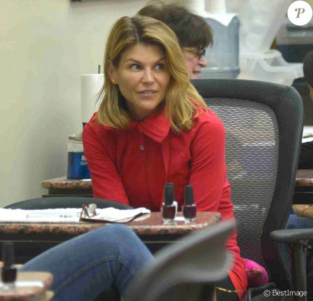 Lori Loughlin de la série La fête à la maison est prête à se faire faire une manucure et une pédicure à Beverly Hills, le 26 novembre 2012.