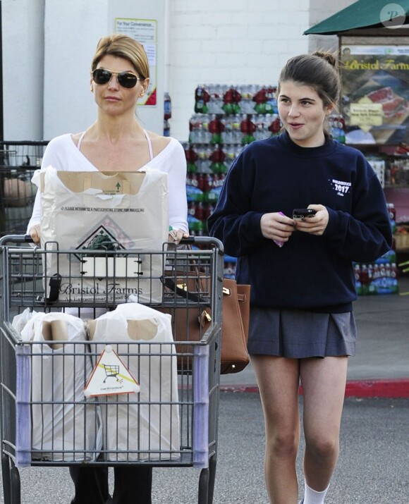 Lori Loughlin et sa fille Isabella à la sortie d'un supermarché le 7 novembre 2012 à Los Angeles