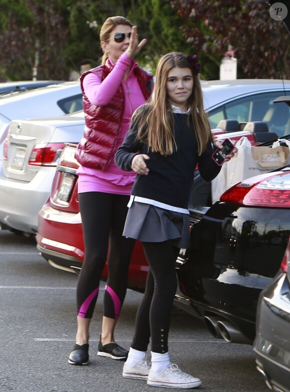 Lori Loughlin et ses magnifiques filles Isabella et Olivia ont fait des courses à Beverly Hills, le 14 novembre 2012.