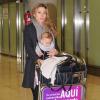 Elsa Pataky avec sa fille India Rose arrivent à l'aéroport de Madrid le 27 Novembre 2012
