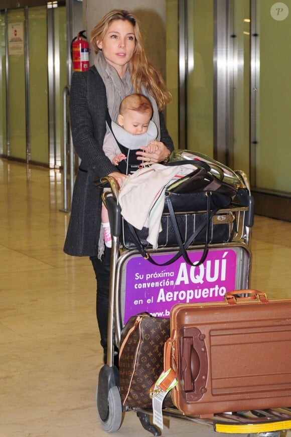 Elsa Pataky avec sa fille India Rose arrivent à l'aéroport de Madrid le 27 Novembre 2012