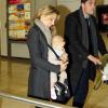 Elsa Pataky et sa fille India Rose arrivent à l'aéroport de Madrid le 27 Novembre 2012