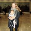 Elsa Pataky et sa fille India Rose arrivent à l'aéroport de Madrid le 27 Novembre 2012