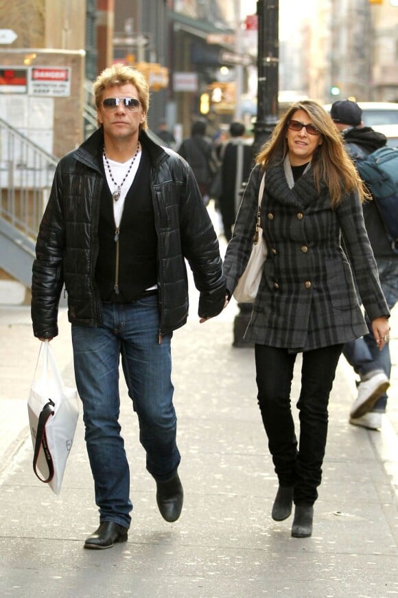 Jon Bon Jovi se promène à New York avec sa femme Dorothea le 29 novembre 2012.