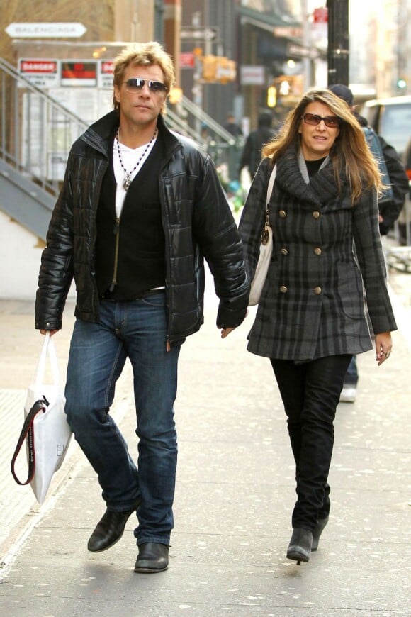 Jon Bon Jovi se promène main dans la main à New York avec sa femme Dorothea le 29 novembre 2012.