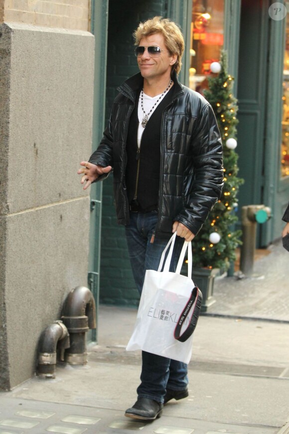 Jon Bon Jovi se promène dans les rues de New York avec sa femme Dorothea le 29 novembre 2012.