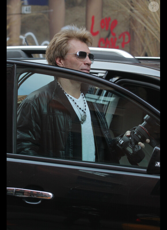Jon Bon Jovi se promène à New York avec sa femme Dorothea le 29 novembre 2012.