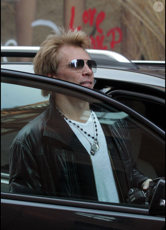 Jon Bon Jovi se promène à New York avec sa femme Dorothea le 29 novembre 2012.