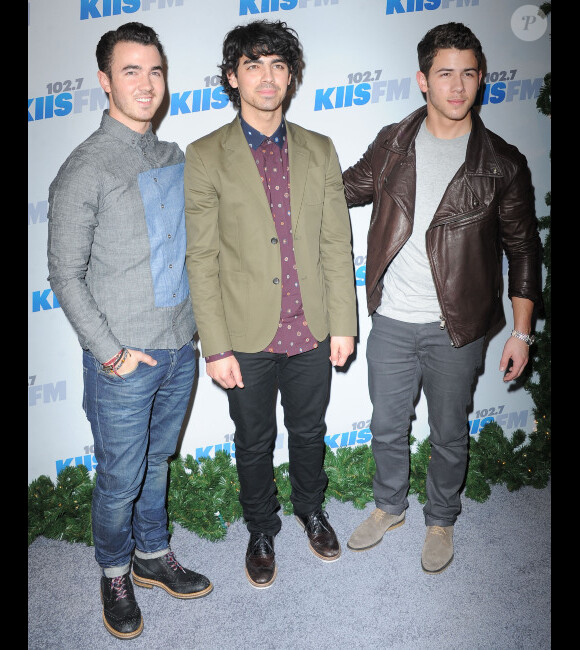 Les Jonas Brothers au complet lors du KIIS FM Jingle Ball 2012 au Nokia Theatre, à Los Angeles, le 1er décembre 2012.
