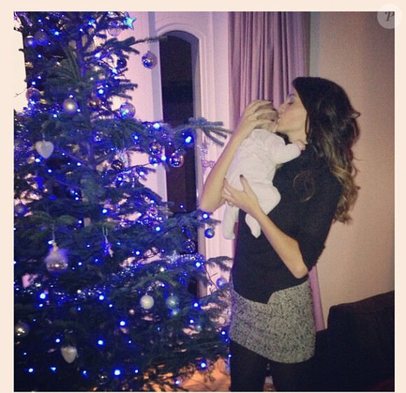 Jade Foret pose avec sa fille Liva, 2 mois et demi, née de son amour avec son fiancé Arnaud Lagardère