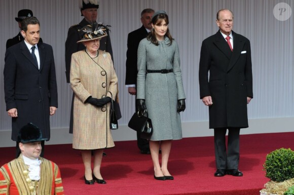 Nicolas Sarkozy, la reine Elizabeth II, Carla Bruni-Sarkozy et le duc d'Edimbourg à Château de Windsor, mars 2008.