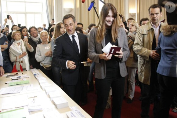 Nicolas Sarkozy et Carla Bruni dans un bureau de vote parisien, le 10 juin 2012.
