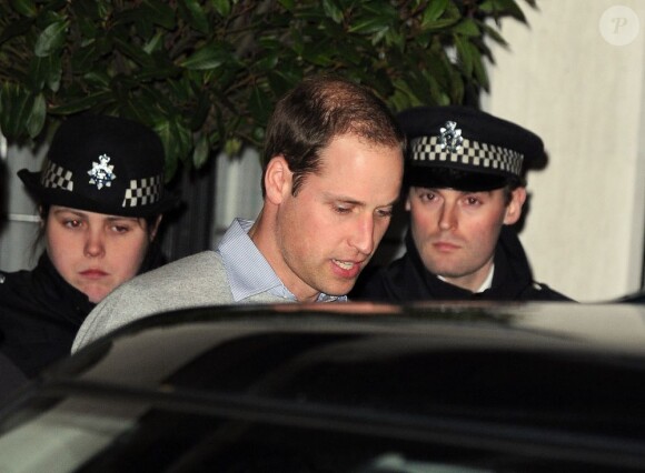 Le prince William quitte l'hôpital King Edward VII où son épouse Kate Middleton est hospitalisée, faisant suite à l'annonce de sa grossesse, à Londres le 3 Decembre 2012