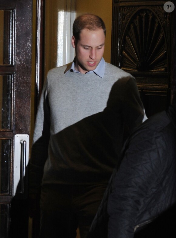 Le prince William, l'air inquiet en quittant l'hôpital King Edward VII où son épouse Kate Middleton est hospitalisée, faisant suite à l'annonce de sa grossesse, à Londres le 3 Decembre 2012